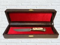 Нож "Ирбис" в шкатулке  (ст.дамасск., мельхиор литьё, экскл. дерево, костяная плашка)