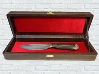 Нож "Пума" в шкатулке  (дам.ст.,кам.век, , рукоять резн, экскл. дерев.,литье мельх, навер. мел)