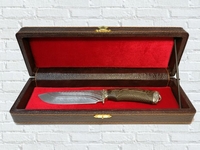 Нож "Буйвол"  в шкатулке (дам.ст.,кам.век,рукоять резн, экскл. дерев.,литье мельх, навер. мел)