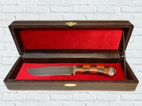 Нож "Беркут" в шкатулке (дамасская сталь, рукоять "Шахматы", литье мельхиор, навершие мельхиор)