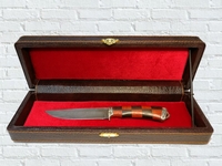 Нож "Ирбис"  в шкатулке (дамасская сталь, рукоять "Шахматы", литье мельхиор, навершие мельхиор)