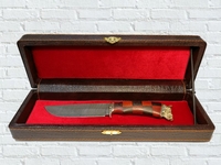 Нож "Бобр" в шкатулке (дамасская сталь, рукоять "Шахматы", литье мельхиор, навершие мельхиор)