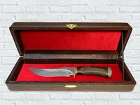 Нож "Осетр" в шкатулке (дам.ст.,кам.век, рукоять резн, экскл. дерев.,литье мельх, навер. мел)