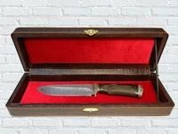 Нож "Кабан" в шкатулке (дам.ст.,кам.век,  рукоять резн, экскл. дерев.,литье мельх, навер. мел)