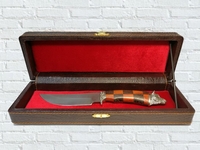 Нож "Амур-2"  в шкатулке (дамасская сталь, рукоять "Шахматы", литье мельхиор, навершие мельхиор)