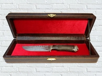 Нож "Бобр"  в шкатулке (дам. ст., кам. век,  рукоять резн, экскл. дерев.,литье мельх, навер. мел)