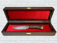 Нож "Судак" в шкатулке (дам.ст.,кам.век, рукоять резн, экскл. дерев.,литье мельх, навер. мел)